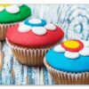 Wallario Frühstücksbrett Bunte Muffins - alter Holztisch - Stillleben