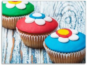 Wallario Schneidebrett Bunte Muffins - alter Holztisch - Stillleben